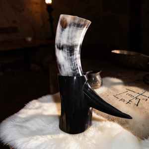 Corne à boire viking de qualité supérieure avec support, en corne de bœuf et de vache naturelle polie, pour bière et autres boissons, au prix de gros - Product Image 1
