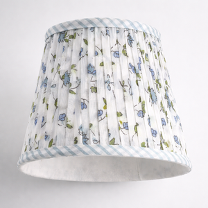 Lujosa Pantalla de Lámpara de Algodón Hecha a Mano con Estampado Floral Azul Celeste, Ecológica, Decorativa para Interiores - Product Image 1