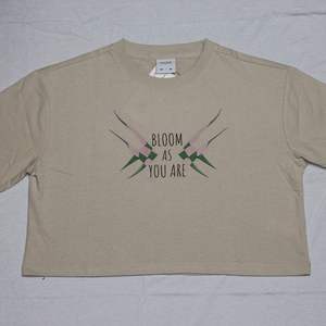 T-shirt en coton lourd de première qualité, col rond, manches courtes, coupe classique, doux, standard industriel, fabriqué au Vietnam - Product Image 1