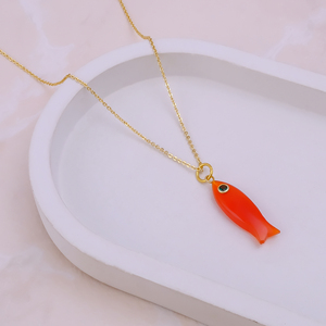 Collier tendance avec pendentif poisson en cornaline sculpté à la main, chaîne à maillons en laiton plaqué or, cadeau de fête - Product Image 4