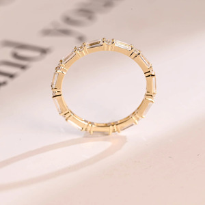 Bague large en or blanc 14 carats avec diamants baguette et ronds cultivés en laboratoire - Product Image 2