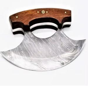 Coupe-pizza artisanal de haute qualité en acier Damas avec manche en bois fixe et étui en cuir - Product Image 1
