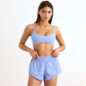 Shorts mini élastiques pour femmes, bleu lavande, best-seller, super doux, confortables et respirants, pour la gym et les entraînements. - Product Image 1