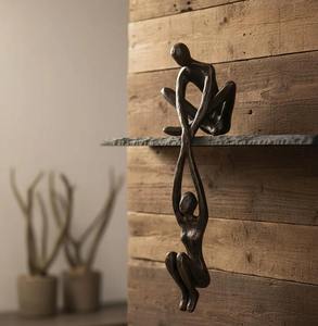 Élégante sculpture humaine en métal, objet de table parfait pour les événements d'entreprise, l'affichage sur étagère et comme idée de cadeau pour cadres, provenant d'Inde. - Product Image 5