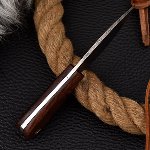 มีดล่าสัตว์สไตล์ดามัสกัสทำมือ มีด EDC ใบตายแบบกำหนดเองพร้อมด้ามไม้ ขายส่งจำนวนมาก ของขวัญแทนใจ - Product Image 3