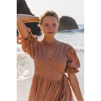 Robe longue Uma faite à la main, pièce classique, 100% coton, texture douce, détails rayés, taille naturelle, écologique, lavable, col en V, manches bouffantes