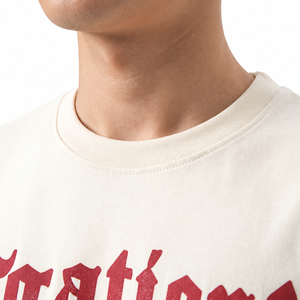 T-shirt graphique surdimensionné personnalisé blanc crème style streetwear avec impression typographique gothique rouge - Product Image 5