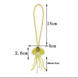 พวงกุญแจแมงกะพรุนสีเหลือง งานแฮนด์เมดสไตล์วินเทจ ประดับคริสตัลหลากสีสัน ตัวอักษรภาษาอังกฤษแบบเรียงต่อกัน พร้อมสายคล้องข้อมือ - Product Image 1
