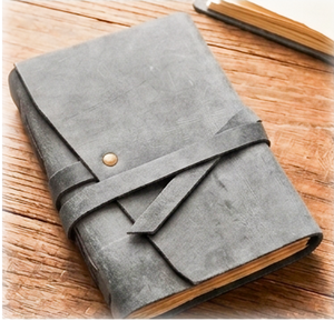 Carnet de notes vintage en cuir fait main avec fermeture à cordon, papier à bords festonnés, journal de voyage 7x5 pouces - Product Image 1