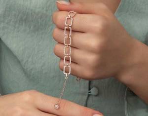 สร้อยข้อมือเงินแท้ 925 ทรงสี่เหลี่ยมลายกุหลาบ เครื่องประดับข้อมือทรงเรขาคณิตทันสมัย เครื่องประดับแฟชั่นสุดหรูสำหรับผู้หญิงและผู้ชาย - Product Image 1