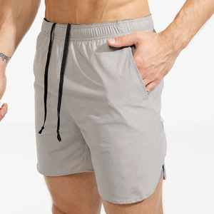 Pantalones cortos deportivos para hombre. Elegante apariencia de dos tonos. Perfecto para correr. entrenamiento en el gimnasio. o estilo casual de ropa urbana de verano. - Product Image 1