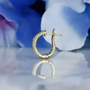 Pendientes de aro con diamantes simulados de esmeralda de corte redondo de 2 quilates, chapados en oro amarillo de 14 quilates - Product Image 2
