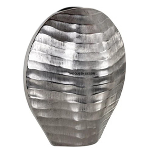 Centro de mesa que agrega lujo y estilo a cualquier espacio habitable. Elegante florero de alta calidad con acento de serpiente de metal dorado. - Product Image 2