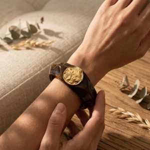 กำไลข้อมืออะคริลิคเรซิ่นวินเทจ ดีไซน์เหรียญทอง รูปทรงไม่สมมาตร กำไลหนา แฟชั่นจิวเวลรี่ในอินเดีย โดย Universal Overseas - Product Image 2