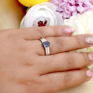 Bague en or jaune 14 carats avec saphir bleu naturel ovale et diamants baguette sertis en canal, Memoria Jewels, vente en gros - Product Image 6