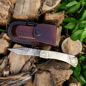 Couteaux de chasse pliants uniques à manche courbé avec lame à motif Damas, accents en laiton doré et étui de protection en cuir marron - Product Image 6