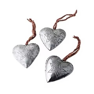 Adorno Decorativo de Corazón Premium, Pieza Metálica Colgante para Decoraciones de Temporada - Product Image 1