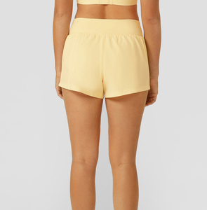 Shorts tricotés jaunes unis taille haute pour femme, respirants, à taille élastique, coupe décontractée - Product Image 2