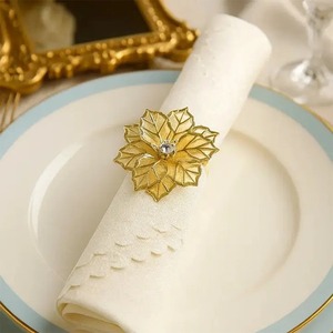 แหวนรองผ้าเช็ดปากลายดอกไม้สีทองหรูหรา ประดับคริสตัลตรงกลาง สำหรับตกแต่งโต๊ะงานแต่งงาน ที่วางผ้าเช็ดปากรูปดอกไม้ใบไม้สีทองสุดหรู - Product Image 5