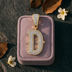 Colgante de Oro Amarillo de 10K con Diamante Genuino de Corte Redondo, Inicial D, 1.5 Pulgadas, 0.62 CT, Joyería Personalizada para Hombre - Product Image 1