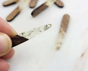 Collier pendentif en bois naturel et résine, bijou artisanal personnalisé en bois et résine - Product Image 2