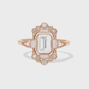 Bagues de fiançailles vintage Art Déco en diamant de laboratoire taille émeraude, serties halo, avec bande de 2 mm, bijoux fins pour mariage, en or massif 10K 14K - Product Image 5