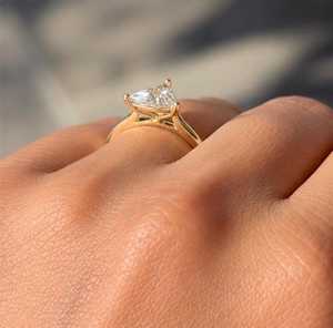 Anillo Moderno con Diamante Cultivado en Laboratorio de Corte Triangular de 1.00CT, Oro Sólido de 18K, Joyería Fina, Regalo para Enamorados - Product Image 3