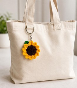 Porte-clés tournesol au crochet fait main |   Fil de coton doux |   Conception personnalisée |   Style traditionnel |   Breloque de sac respectueuse de l'environnement - Product Image 3