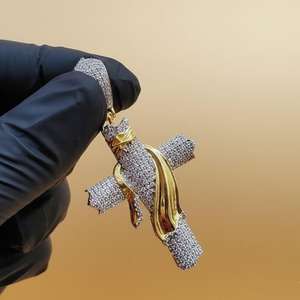 Colgante de Cruz de Lujo con Incrustaciones de Moissanita, Plata 925 con Baño de Oro de 18K, Amuleto Religioso Cristiano, Joyería Unisex - Product Image 2