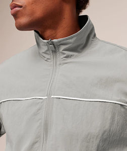 Ensemble de survêtement coupe-vent personnalisé en polyester et nylon avec capuche réglable et patch en caoutchouc, idéal pour le running et le streetwear décontracté - Product Image 6