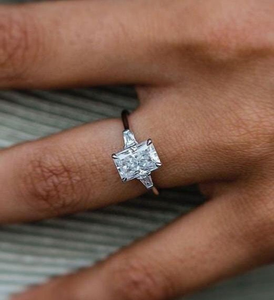 Anillo de compromiso de oro blanco de 10K con corte radiante solitario y circonitas cúbicas baguette cónicas, anillo de tres piedras de oro macizo, regalo - Product Image 1