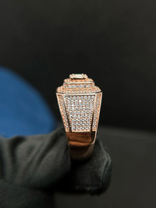 Anillo de compromiso y boda para hombre de plata de ley 925 chapado en rodio, estilo hip hop, con diseño de racimo de circonitas talla baguette y redonda, ideal para regalo. - Product Image 2