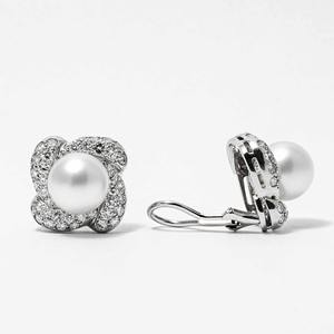 ต่างหูทอง 14K ประดับเพชรเพาะเลี้ยงและมุกทรงดอกไม้ รับรองโดย IGI ชุบโรเดียม ของขวัญสุดหรูสำหรับคุณแม่ เหมาะสำหรับงานแต่งงานและงานเลี้ยง - Product Image 3