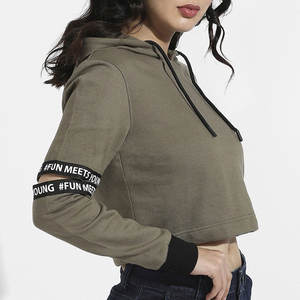 Haut court zippé à épaules tombantes pour femme, doux au toucher, grammage élevé, en molleton 100% coton, avec ourlet festonné côtelé et poignets festonnés, logo frontal, idéal pour l'hiver - Product Image 2