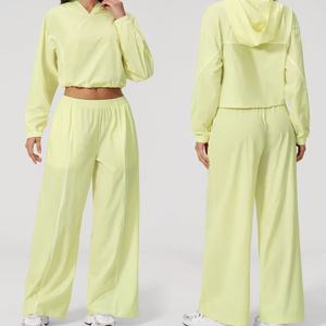 Ensemble de survêtement pour homme avec veste à col roulé et short, design sportif respirant, manches longues, fermeture éclair, coupe classique - Product Image 1