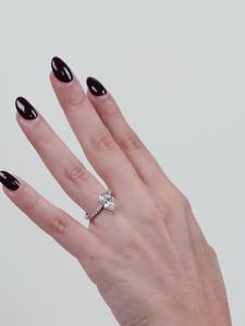 Anillo de Compromiso de Diamante Cultivado en Laboratorio de Corte Brillante Ovalado de Lujo de 3.00 Ct, Banda de Oro Sólido de 18K/14K/10K con Pavé, Joyería Nupcial Minimalista - Product Image 5