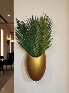 Maceta moderna chapada en oro con flores artificiales para decoración de interiores - Product Image 6