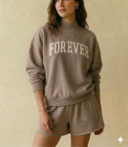 ชุดเสื้อคอเต่าและกางเกงขาสั้นสำหรับผู้หญิง เหมาะสำหรับการใส่ไปดื่มกาแฟ ให้ลุคที่ดูเรียบง่ายแต่ทันสมัยสำหรับทุกวัน - Product Image 1