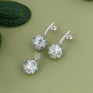 Pendentif de luxe en or blanc 14 carats avec diamant hexagonal taillé en sphère 26 carats, serti invisible, couleur vert presque incolore, avec boîte cadeau - Product Image 2