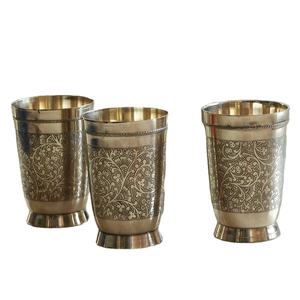 Elegante vaso de metal y vidrio, bellamente elaborado a mano con intrincados grabados florales y de paisley. Vaso de latón grabado de 250 ml. - Product Image 2