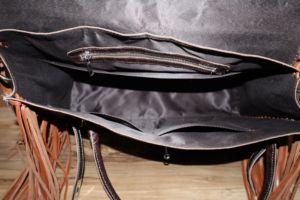 กระเป๋าถือหนังแท้ลายจระเข้ทำมือ พร้อมพู่ตกแต่งและตัวล็อค - Product Image 6