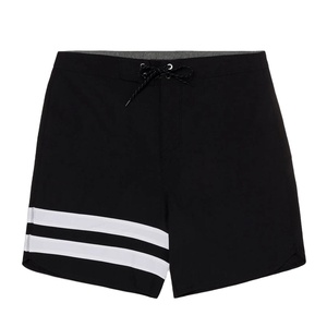 Short de bain noir pour homme avec bandes latérales blanches, taille élastiquée, séchage rapide, taille mi-haute, en tissu tissé - Product Image 3