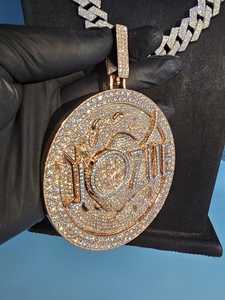 Colgante circular con letra personalizada de moissanita VVS, estilo hip hop, con incrustaciones de dos tonos, colgante de plata 925 chapado en oro para él. - Product Image 3