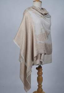 Châle en cachemire et laine fine VIC pour femme, motif cachemire taupe, élégant, finition brillante, idéal pour l'hiver et le quotidien - Product Image 2