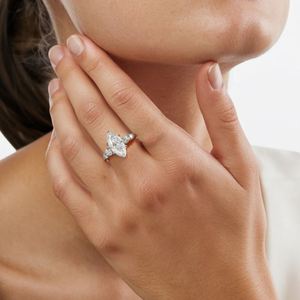 Anillo de Moissanita con Corte Marquesa y Engaste de Puntas en Plata de Ley Bañada en Oro, Lujoso para Boda, Compromiso o Aniversario - Product Image 2