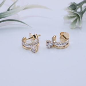ต่างหูห่วงประดับเพชรทรงหัวใจสีเหลืองทองคลาสสิก ดีไซน์แบบสองเส้นประดับเพชรแบบ Pave Huggie เครื่องประดับสั่งทำพิเศษสำหรับงานหมั้น - Product Image 3