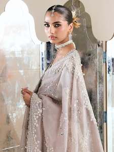 ชุดแต่งงานทรงเอไลน์สีเบจหรูหรา ปักลายยาวกรอมพื้น คอเสื้อแบบสแกลลอป แขนยาว พร้อมแจ็คเก็ตผูกเชือก ผ้าชีฟองประดับลูกปัด - Product Image 1