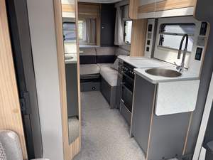 Autocaravana de Lujo Tipo Sprinter, Furgoneta Camper Diésel, Construcción de Acero, Cocina, Baño, Sistema Solar, para 4-6 Personas, Viajes y Campamentos - Product Image 2