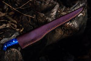 Cuchillo de filetear hecho a mano con hoja de acero de Damasco, mango de resina azul y funda de cuero para cortar pescado - Product Image 6