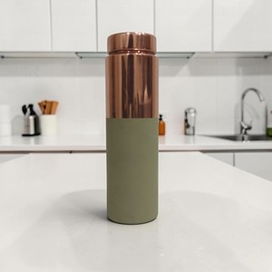 Botella de agua ecológica de cobre con acabado mate verde salvia para exteriores y comedor, 99% cobre + 0.97% zinc + 0.02% níquel y SIN PLUMAS - Product Image 1